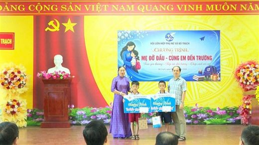 Công đoàn Điện lực Bố Trạch (PC Quảng Trị) tiếp thêm điểm tựa, cùng em đến trường