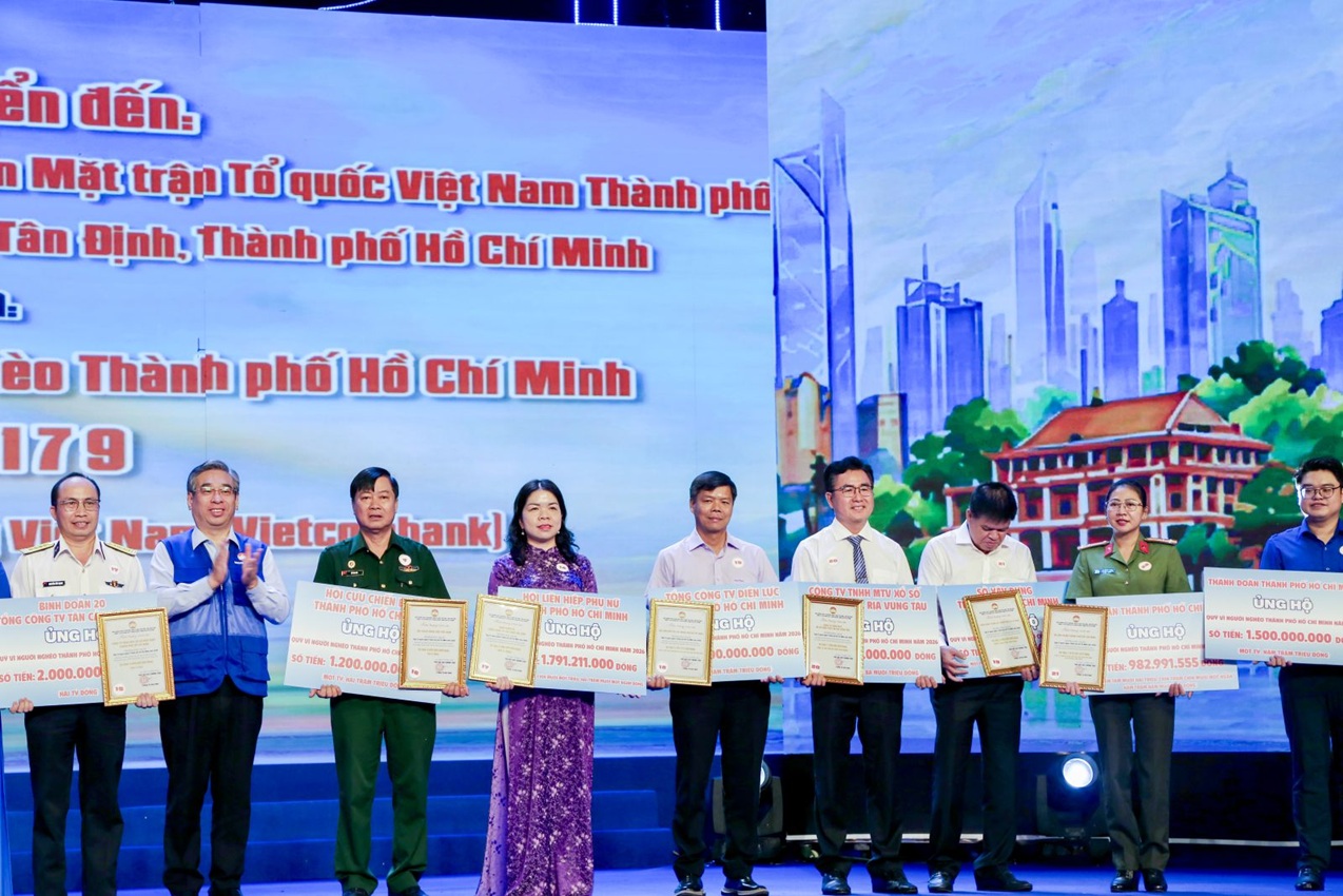 Ông Lê Văn Minh - Chủ tịch Công đoàn EVNHCMC (thứ năm từ bên phải qua) trao số tiền ủng hộ 1,5 tỷ đồng vào Quỹ “Vì người nghèo” Thành phố năm 2026