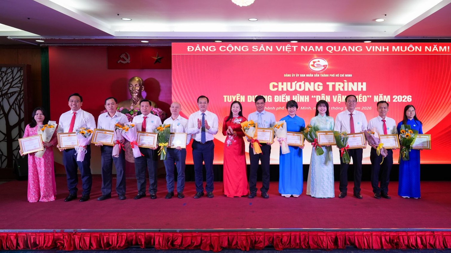 Đồng chí Võ Thị Mai Thanh, Ủy viên Ban thường vụ Đảng ủy EVNHCMC (bìa phải) đại diện Đảng ủy EVNHCMC nhận giấy khen của Ban Thường vụ Đảng ủy UBND TPHCM