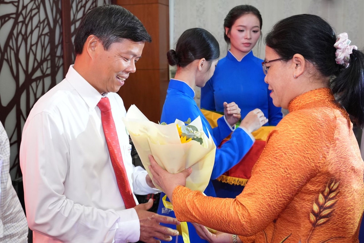 Đồng chí Lê Văn Minh, Chủ tịch Công đoàn EVNHCMC, đại diện Công đoàn Tổng công ty nhận hoa tuyên dương dành cho tập thể được khen thưởng cấp thành phố