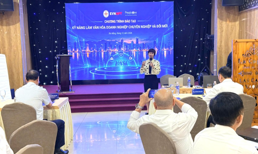 Tiến sỹ Nguyễn Thu Trang - Chuyên gia VHDN Công ty Cổ phần People One, chuyên gia, giảng viên khóa học trình bày các chuyên đề.