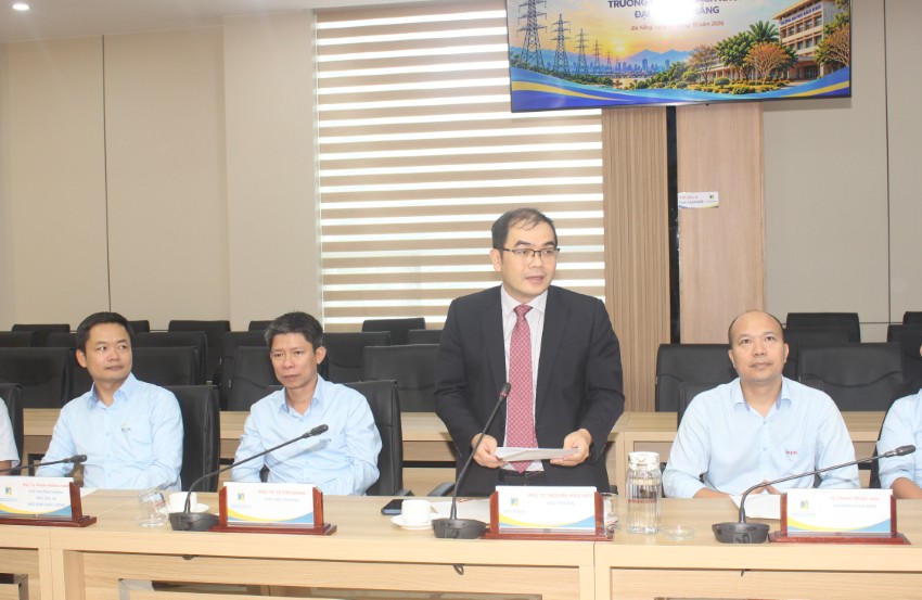 PGS.TS. Nguyễn Hữu Hiếu, Hiệu trưởng Trường ĐHBK Đà Nẵng, phát biểu tại buổi lễ.