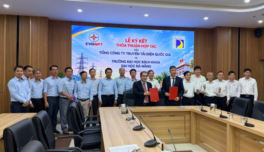 Ông Hoàng Xuân Khôi, Quyền Tổng Giám đốc EVNNPT và PGS.TS. Nguyễn Hữu Hiếu, Hiệu trưởng Trường ĐHBK Đà Nẵng, ký kết Biên bản ghi nhớ hợp tác.