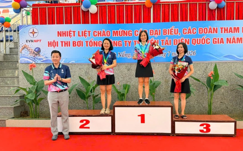  BTV hội thi trao huy chương vàng cho VĐV Trần Thị Lệ tại giải bơi EVNNPT năm 2026.