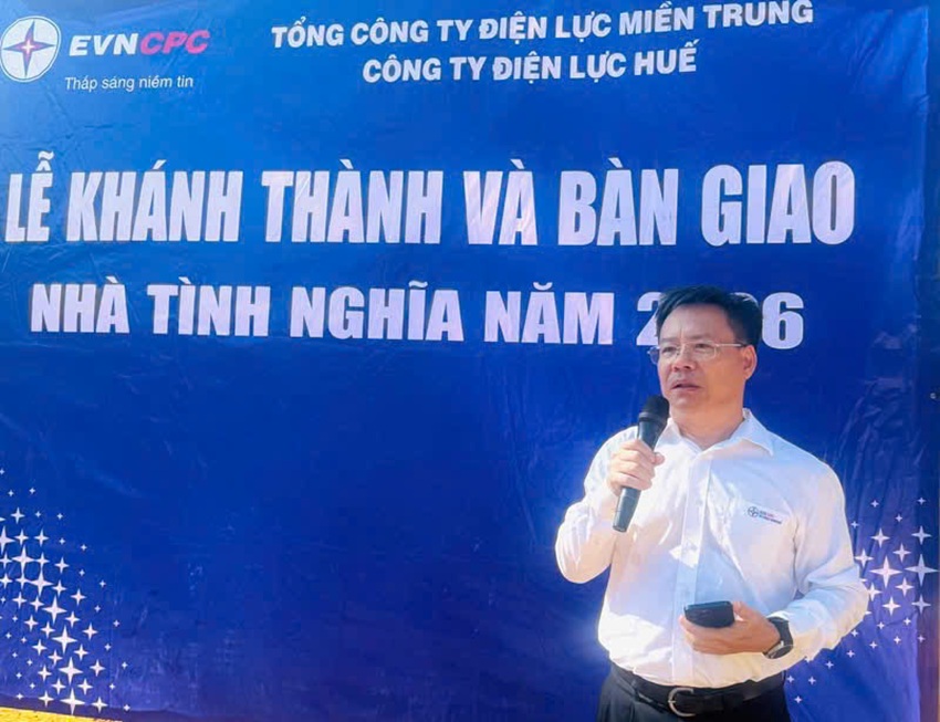 Ông Trần Văn Minh - Chủ tịch Công đoàn PC Huế đã gửi lời chúc mừng trong buổi lễ bàn giao nhà tình nghĩa tại hộ gia đình bà Lê Thị Lương trú tại Phường Phong Điền