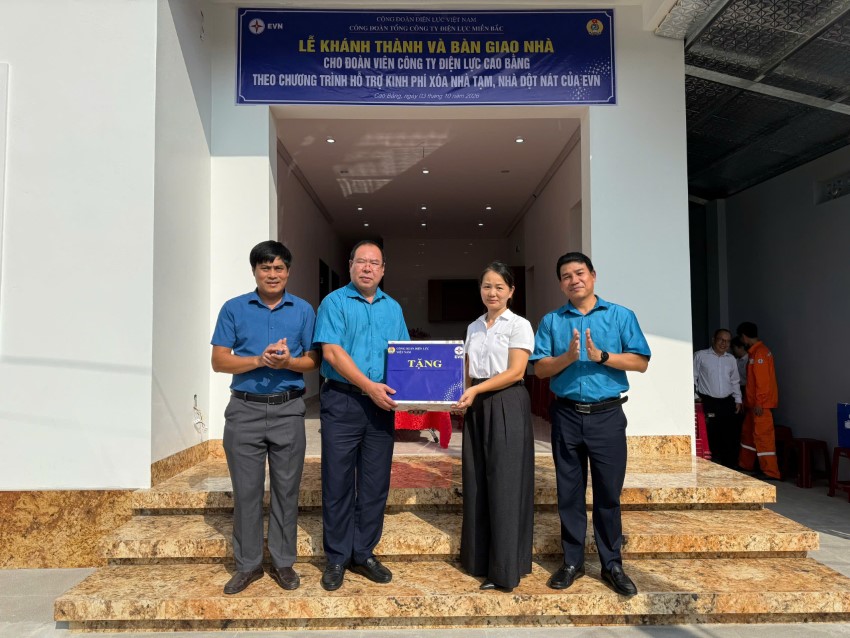 Ông Đỗ Đức Hùng – Chủ tịch Công đoàn Điện lực Việt Nam cùng đoàn công tác tặng quà cho chị Nông Thị Lan
