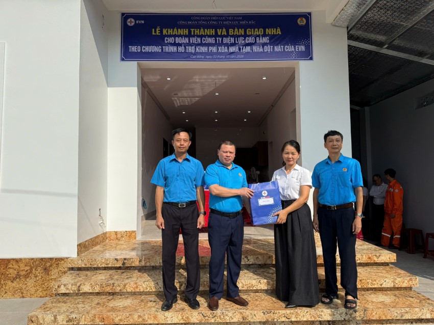 Ông Trần Tuấn Khanh – Chủ tịch Công đoàn Tổng công ty Điện lực miền Bắc cùng đoàn công tác tặng quà cho chị Nông Thị Lan