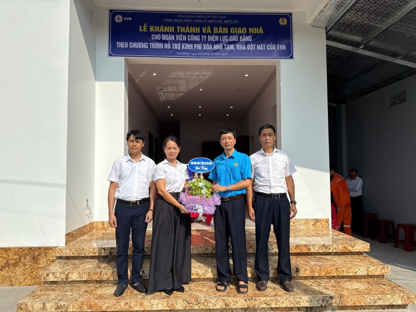 Ông Đỗ Vĩnh Cương – Chủ tịch Công đoàn Công ty Điện lực  Cao Bằng, ông Vũ Xuân Linh - Bí thư Đảng ủy Giám đốc Công ty Điện lực Cao Bằng (Đứng ngoài cùng bên phải) cùng đoàn công tác tặng quà cho chị Nông Thị Lan