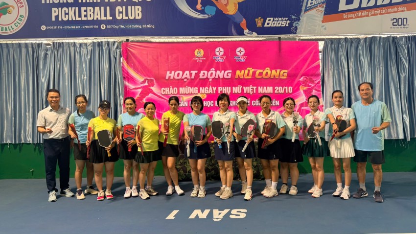 Ông Nguyễn Đăng Thông – Chủ tịch Công đoàn PTC2 và ông Bùi Xuân Thái – Phó Chủ tịch Công đoàn CPMB tặng hoa chúc mừng đến các vận động viên nữ nhân ngày Phụ nữ Việt Nam.