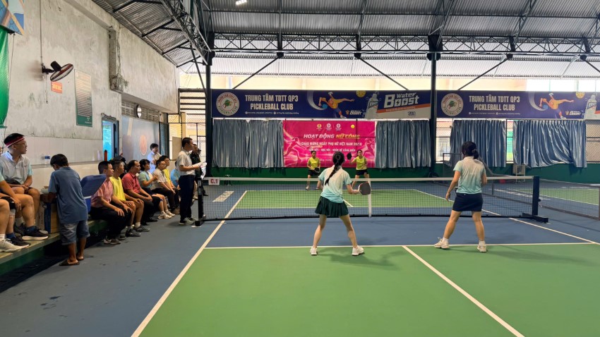 Các VĐV thi đấu Giải Pickleball với nội dung đôi nữ