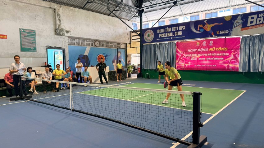 Các VĐV thi đấu Giải Pickleball với nội dung đôi nữ