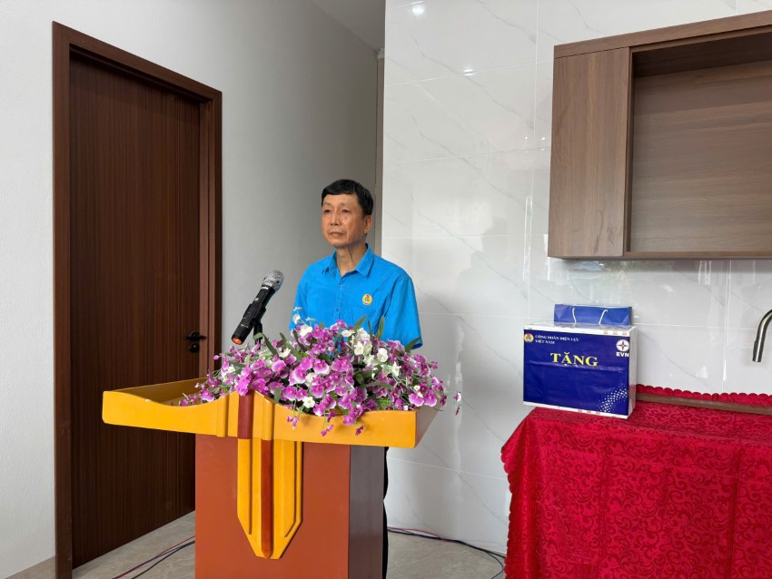 ​​Ông Đỗ Vĩnh Cương – Chủ tịch Công đoàn Công ty Điện lực Cao Bằng đã báo cáo quá trình khảo sát, đề xuất và giám sát triển khai hỗ trợ xây dựng nhà cho gia đình đoàn viên Nông Thị Lan