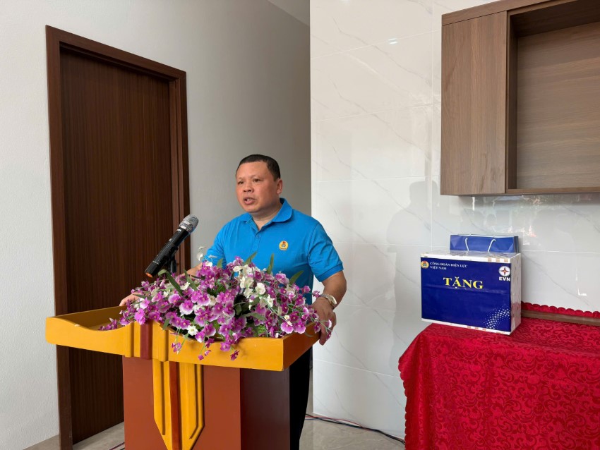 Ông Trần Tuấn Khanh – Chủ tịch Công đoàn Tổng công ty Điện lực miền Bắc phát biểu tại buổi lễ