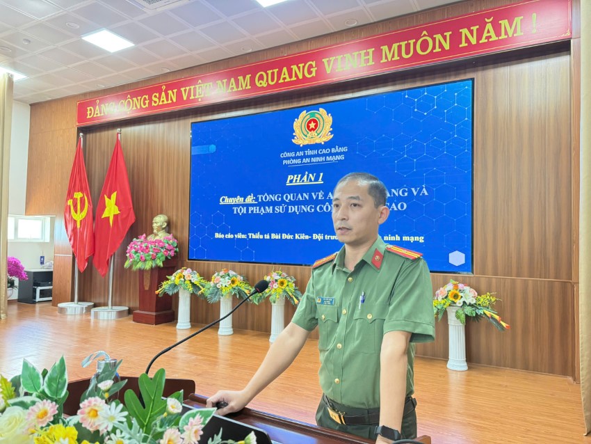 Thiếu tá Bùi Đức Kiên – Đội trưởng phòng An ninh mạng, Công an tỉnh Cao Bằng chia sẻ cho CBCNV tổng quan tình hình an ninh mạng và tội phạm sử dựng công nghệ cao