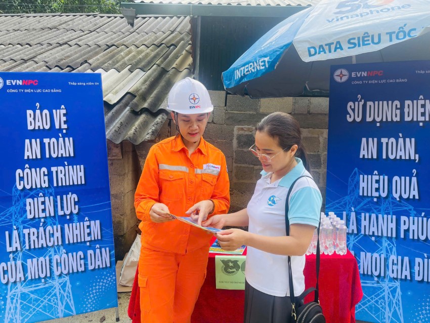 Nhân viên Điện lực hướng dẫn tuyên truyền khách hàng sử dụng điện an toàn tiết kiệm