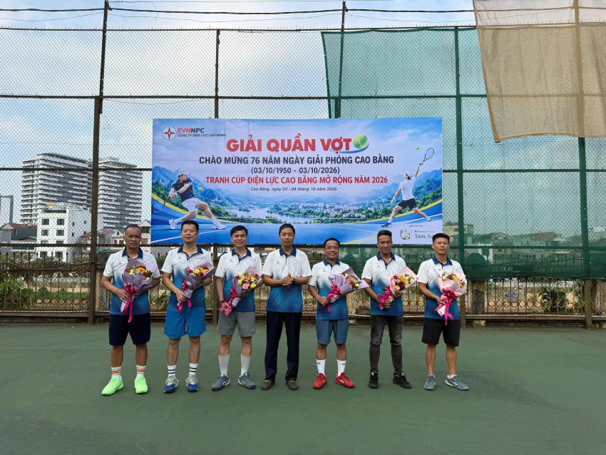  Các vận động viên chụp ảnh lưu niệm tham gia giải quần vợt 