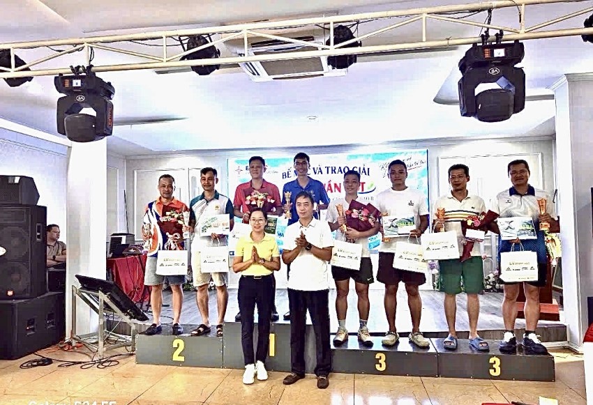   Ban Tổ chức trao giải cho các đôi vận động viên đạt thành tích xuất sắc