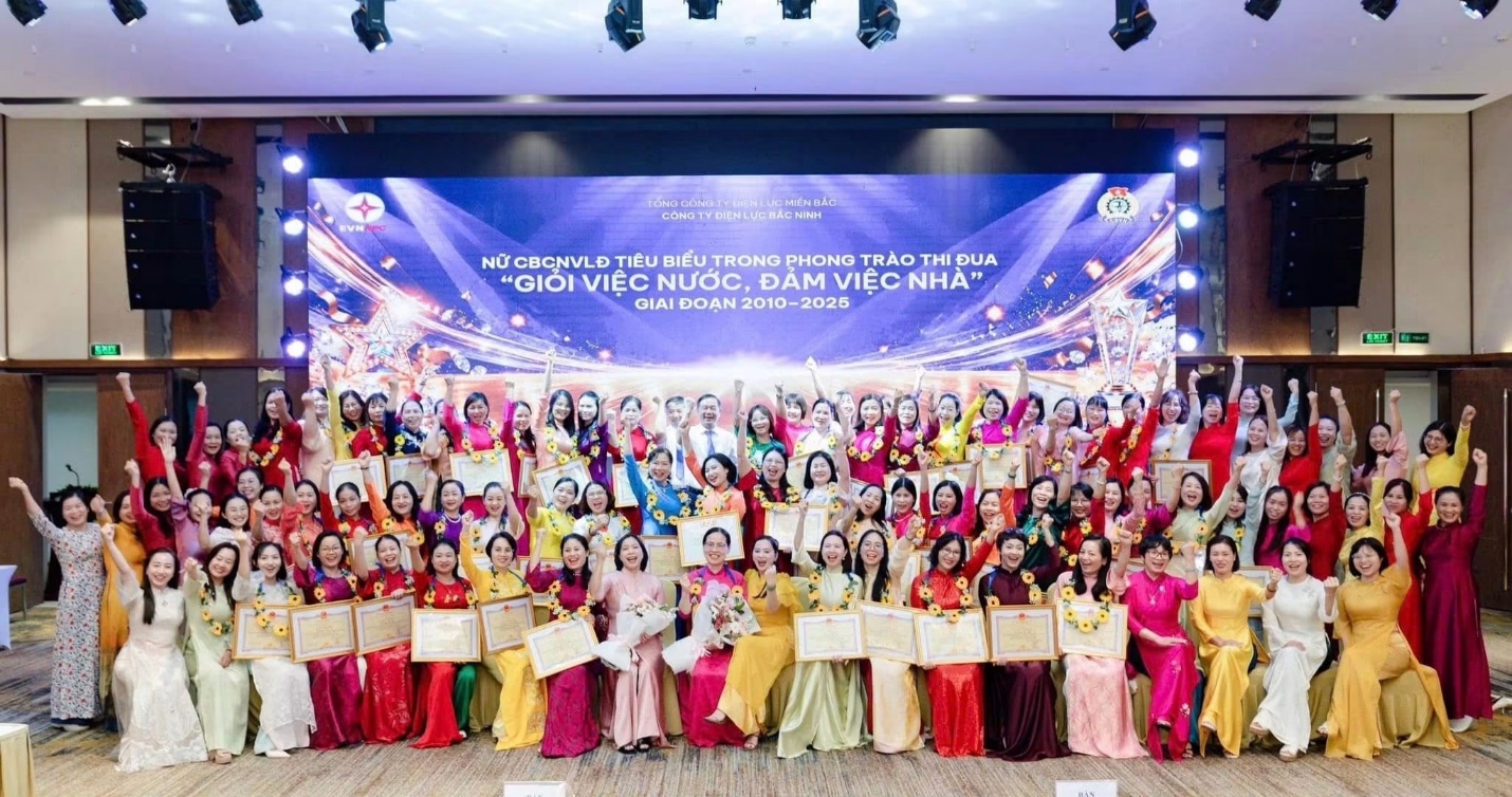    Công đoàn Công ty Điện lực Bắc Ninh tôn vinh các nữ CBNV tiêu biểu trong phong trào thi đua “Giỏi việc nước, đảm việc nhà” giai đoạn 2010–2025, ghi nhận những đóng góp tích cực của chị em trong công việc và cuộc sống Tại Công ty Điện lực Tuyên Quang, Công đoàn Công ty phối hợp tổ chức chuỗi hoạt động kỷ niệm Ngày Phụ nữ Việt Nam 20/10 với nhiều nội dung phong phú, kết hợp giữa giáo dục truyền thống, giao lưu tập thể và tôn vinh những đóng góp của nữ CBNV. Trong khuôn khổ chương trình, các nữ đoàn viên đã tham gia hành trình về nguồn tại Khu di tích Quốc gia đặc biệt Tân Trào, dâng hương tưởng nhớ các thế hệ đi trước, qua đó bồi đắp niềm tự hào về truyền thống lịch sử và tinh thần trách nhiệm. Bên cạnh đó, các hoạt động team building tại Flamingo Tân Trào đã mang đến không khí hào hứng, sôi nổi, tạo cơ hội để các thành viên giao lưu, tăng cường sự thấu hiểu và gắn bó. Đặc biệt, chương trình vinh danh các cá nhân có thành tích xuất sắc trong phong trào thi đua “Giỏi việc nước, đảm việc nhà” năm 2026 đã trở thành điểm nhấn ý nghĩa, thể hiện sự trân trọng đối với những nỗ lực, cống hiến của nữ CBNV trong công việc và cuộc sống.    Công đoàn Công ty Điện lực Tuyên Quang tổ chức vinh danh các nữ CBNV có thành tích xuất sắc trong phong trào thi đua “Giỏi việc nước, đảm việc nhà” năm 2026, lan tỏa những tấm gương tiêu biểu, tận tâm và trách nhiệm Tại Công ty Điện lực Hải Phòng, Công đoàn Khối Văn phòng – Khối Tài chính – Quản trị tổ chức chương trình giao lưu, gặp mặt nữ CBNV trong không khí ấm áp, thân tình. Những tà áo dài duyên dáng, những nụ cười rạng rỡ cùng các phần quà ý nghĩa đã tạo nên một chương trình giàu cảm xúc, thể hiện sự quan tâm, động viên của tổ chức Công đoàn đối với nữ đoàn viên, người lao động. Đây cũng là dịp để các nữ CBNV cùng chia sẻ những câu chuyện trong công việc và cuộc sống, tăng cường sự gắn kết, đồng thời tiếp thêm động lực để chị em phát huy vai trò, năng lực và tinh thần trách nhiệm trên từng vị trí công tác.   Công đoàn Công ty Điện lực Hải Phòng tổ chức trao quà chúc mừng nữ CBNV nhân dịp 20/10, gửi gắm sự quan tâm, trân trọng và những lời chúc tốt đẹp đến chị em Sôi nổi các hoạt động văn hóa, thể thao, tăng cường gắn kết đoàn viên Bên cạnh các chương trình gặp mặt, tôn vinh, Công đoàn nhiều đơn vị trực thuộc EVNNPC còn tổ chức các hoạt động văn hóa, thể thao, giao lưu và trải nghiệm, tạo sân chơi lành mạnh, bổ ích, góp phần nâng cao đời sống tinh thần và xây dựng môi trường làm việc đoàn kết, tích cực. Tại Công ty Dịch vụ Điện lực miền Bắc (NPSC), Công đoàn Công ty tổ chức chuỗi hoạt động chào mừng Ngày Phụ nữ Việt Nam 20/10 tại Mộc Châu, Sơn La, kết hợp giao lưu, trải nghiệm và các trò chơi tập thể. Trong không gian thiên nhiên xanh mát của Rừng thông Bản Áng, những tà áo dài truyền thống cùng nụ cười rạng rỡ của nữ CBNV đã tạo nên những khoảnh khắc đẹp, để lại nhiều kỷ niệm đáng nhớ. Các hoạt động team building được tổ chức sôi nổi, thu hút sự tham gia nhiệt tình của đoàn viên, người lao động, góp phần phát huy tinh thần đồng đội, sự phối hợp và gắn bó giữa các thành viên. Đặc biệt, Giải Pickleball năm 2026 do Công đoàn Công ty tổ chức với sự tham gia của các vận động viên xuất sắc đến từ bốn cụm đã tạo nên không khí thi đấu hào hứng, khuyến khích phong trào rèn luyện thể dục thể thao và tăng cường giao lưu giữa các đơn vị.   Công đoàn Công ty Dịch vụ Điện lực miền Bắc tổ chức các hoạt động team building sôi nổi tại Mộc Châu, Sơn La, lan tỏa tinh thần đồng đội, niềm vui và sự gắn kết giữa các đoàn viên, người lao động Tại Công ty Điện lực Hưng Yên, Công đoàn Công ty tổ chức Giải Pickleball chào mừng Ngày Phụ nữ Việt Nam 20/10 và kỷ niệm 57 năm Ngày thành lập Tổng công ty Điện lực miền Bắc, thu hút 56 vận động viên tham gia. Giải đấu diễn ra trong không khí sôi nổi, hào hứng với những trận tranh tài hấp dẫn, thể hiện tinh thần thể thao trung thực, đoàn kết và quyết tâm của các vận động viên. Thông qua hoạt động này, Công đoàn Công ty tiếp tục khuyến khích phong trào rèn luyện sức khỏe, tạo cơ hội giao lưu, học hỏi và tăng cường sự gắn bó giữa CBNV trong đơn vị. Tại Ban Quản lý Dự án Phát triển Điện lực, Công đoàn Ban tổ chức chương trình giao lưu, team building với nhiều hoạt động tập thể vui tươi, hấp dẫn. Các trò chơi đòi hỏi sự phối hợp nhịp nhàng, tinh thần đồng đội và sự khéo léo đã mang đến những tiếng cười sảng khoái, tạo không khí gần gũi, cởi mở giữa các thành viên. Bên cạnh đó, hình ảnh nữ CBNV duyên dáng trong tà áo dài truyền thống cũng góp phần tạo nên những dấu ấn đẹp trong chương trình, thể hiện nét đẹp, sự tự tin và tinh thần lạc quan của phụ nữ ngành Điện.  	  Công đoàn Ban Quản lý Dự án Phát triển Điện lực tổ chức các trò chơi team building hào hứng, tạo không khí vui tươi, tăng cường tinh thần đoàn kết và gắn bó giữa các nữ CBNV nhân dịp Ngày Phụ nữ Việt Nam 20/10 Không chỉ mang ý nghĩa giao lưu, các hoạt động chào mừng 20/10 còn là dịp để nữ CBNV tại các đơn vị cùng nhìn lại những kết quả đạt được, chia sẻ kinh nghiệm, khích lệ nhau tiếp tục nỗ lực trong công việc và cuộc sống. Mỗi chương trình, mỗi hoạt động với những nét đặc sắc riêng đã góp phần tạo nên bức tranh sinh động về phong trào nữ CBNV trong toàn Tổng công ty. Thông qua chuỗi hoạt động chào mừng Ngày Phụ nữ Việt Nam 20/10, Công đoàn các đơn vị trực thuộc EVNNPC tiếp tục khẳng định vai trò trong công tác chăm lo đời sống vật chất, tinh thần, bảo vệ quyền và lợi ích hợp pháp, chính đáng của đoàn viên, người lao động; đồng thời tạo động lực để nữ CBNV phát huy năng lực, trí tuệ và tinh thần sáng tạo, tích cực tham gia các phong trào thi đua, hoàn thành tốt nhiệm vụ được giao. Những hoạt động thiết thực, ý nghĩa không chỉ mang đến niềm vui và những khoảnh khắc đáng nhớ mà còn góp phần vun đắp văn hóa doanh nghiệp, xây dựng môi trường làm việc nhân văn, đoàn kết và giàu bản sắc. Từ sự quan tâm, sẻ chia và những giá trị gắn kết ấy, nữ CBNV EVNNPC tiếp tục được tiếp thêm động lực để tự tin khẳng định bản thân, phát huy bản lĩnh, trí tuệ và khát vọng cống hiến, đóng góp tích cực vào sự phát triển bền vững của EVNNPC.
