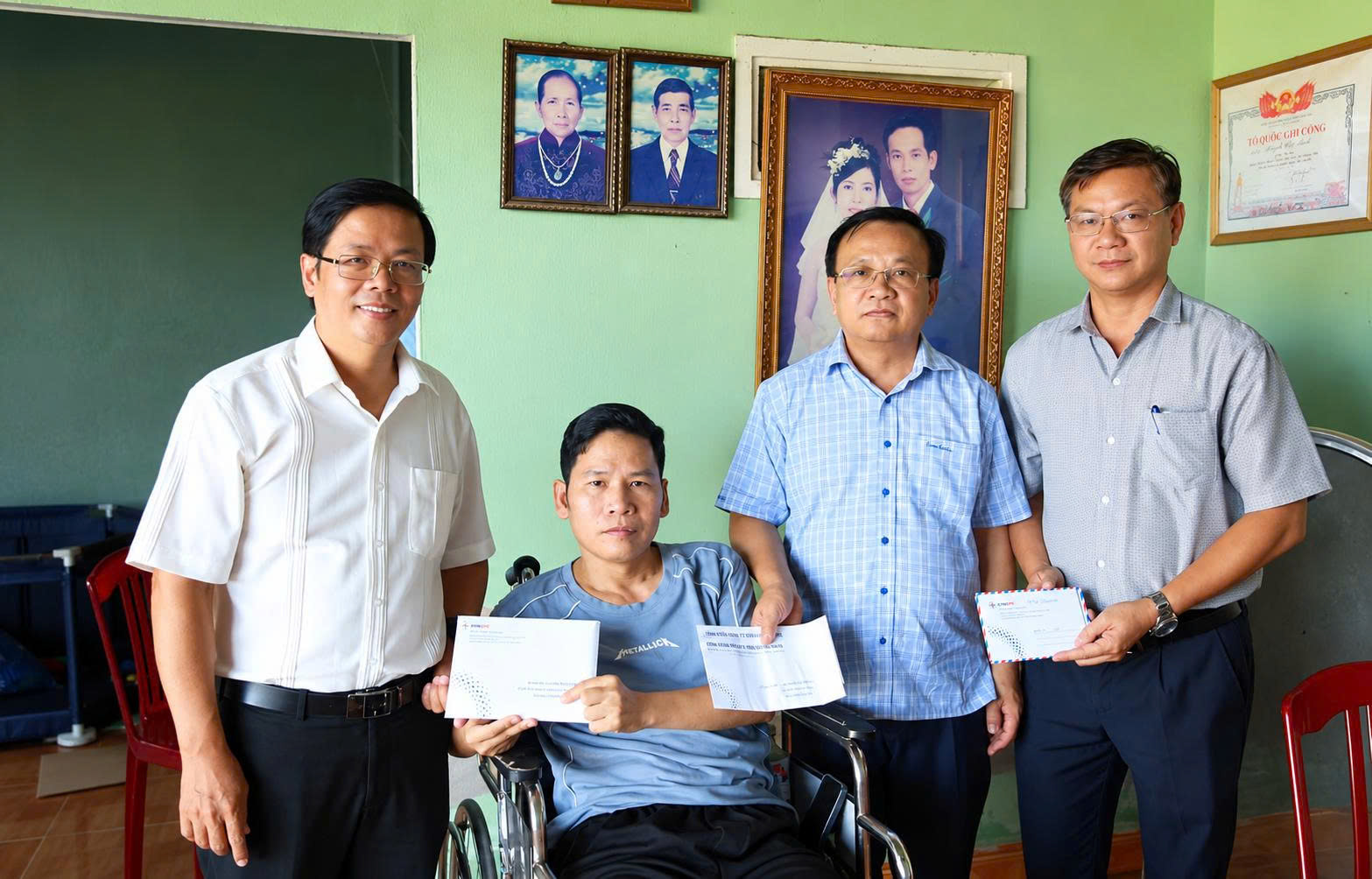 Lãnh đạo PC Đà Nẵng thăm, hỗ trợ gia đình CBCNV có hoàn cảnh đặc biệt khó khăn