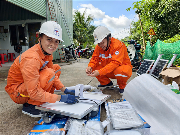 Tuổi trẻ Công ty Điện lực Bình Dương góp sức Thắp sáng đường quê