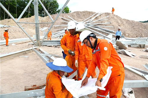 Chuyện về người thợ điện “vượt nắng, thắng mưa”