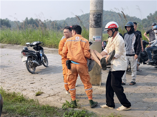 Nhân viên Điện lực Yên Bái kịp thời hỗ trợ nạn nhân trong vụ tai nạn giao thông tại Lào Cai