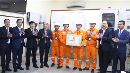 Chủ tịch Công đoàn Điện lực Việt Nam thăm, tặng quà cho CBCNV trực đảm bảo điện phục vụ Đại hội Đảng lần thứ XIV