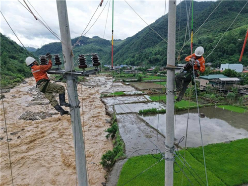 Đã khôi phục điện cho gần 80% khách hàng bị ảnh hưởng do mưa lũ tại Mường La