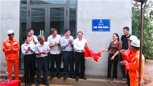 Công ty Điện lực Quảng Trị bàn giao nhà tình nghĩa