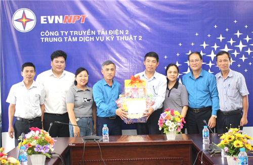 CÔNG ĐOÀN EVNNPT THĂM HỎI, TẶNG QUÀ TẾT NGUYÊN ĐÁN BÍNH NGỌ ĐẾN NGƯỜI LAO ĐỘNG 