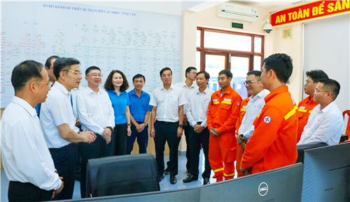 Thăm động viên người lao động Trạm biến áp 500kV Vĩnh Tân phát huy tinh thần trách nhiệm, bảo đảm vận hành an toàn.