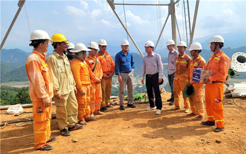 CÔNG TY TRUYỀN TẢI ĐIỆN 2 THĂM HỎI ĐỘNG VIÊN NGƯỜI LAO ĐỘNG THAM GIA THI CÔNG DỰ ÁN ĐƯỜNG DÂY 500KV LÀO CAI – VĨNH YÊN