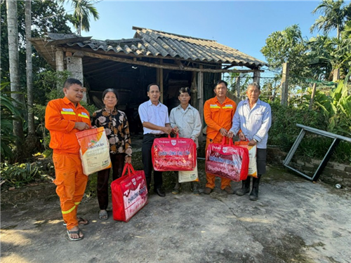 Công đoàn Công ty Truyền tải điện 2: Tình người sau bão lũ