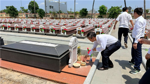 THẮP SÁNG ĐẠO LÝ UỐNG NƯỚC NHỚ NGUỒN TRÊN NHỮNG CUNG ĐƯỜNG TRUYỀN TẢI ĐIỆN