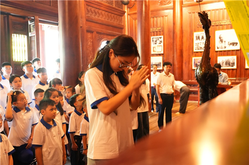 Công ty Điện lực Lào Cai dâng hương, báo công tại Nhà bia tưởng niệm Bác Hồ