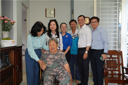 Bà Đỗ Thị Xuân Chi thăm cán bộ hưu trí và chúc tết Công ty Thí nghiệm Điện lực