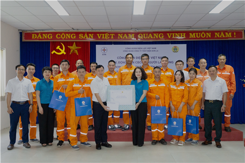 Công đoàn Điện lực Việt Nam thăm hỏi và động viên người lao động Công ty Thủy điện Sơn La