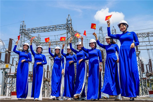 Ra mắt sách ảnh Nét đẹp phụ nữ EVN