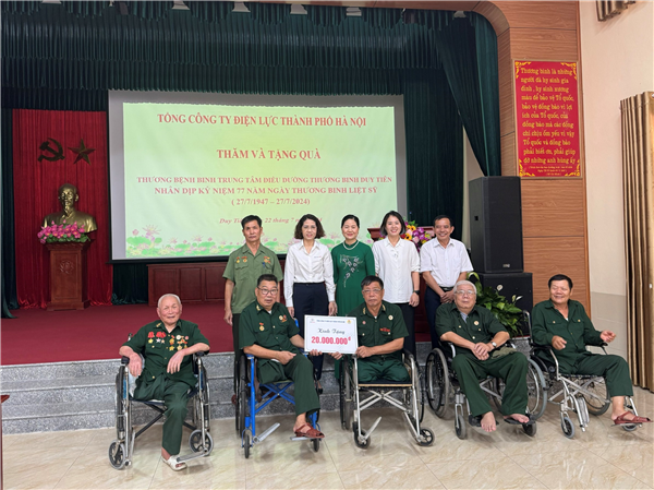 EVNHANOI thăm, tặng quà Trung tâm Điều dưỡng thương binh Duy Tiên, tỉnh Hà Nam