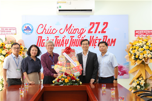 PC Đà Nẵng thăm và chúc mừng các cơ sở y tế nhân Ngày Thầy thuốc Việt Nam