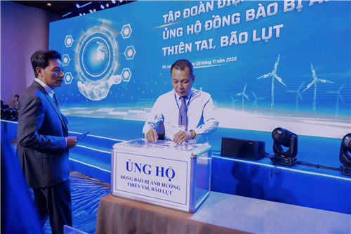 Các đại biểu tham dự Hội nghị Khoa học và Công nghệ Điện lực toàn quốc hướng về đồng bào vùng thiên tai