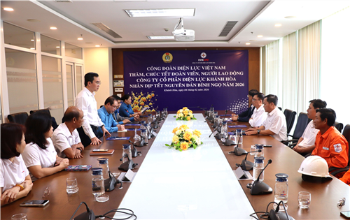 Công đoàn Điện lực Việt Nam thăm hỏi, tặng quà người lao động tại Công ty Cổ phần Điện lực Khánh Hòa