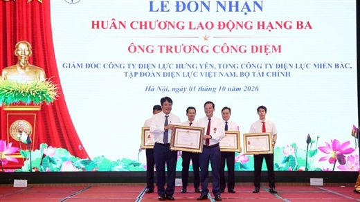  Ông Trương Công Diệm - Bí thư Đảng ủy, Giám đốc Công ty Điện lực Hưng Yên vinh dự được tặng thưởng Huân chương Lao động hạng Ba