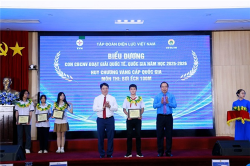8 học sinh và 4 gia đình EVNHCMC được tuyên dương cấp Tập đoàn