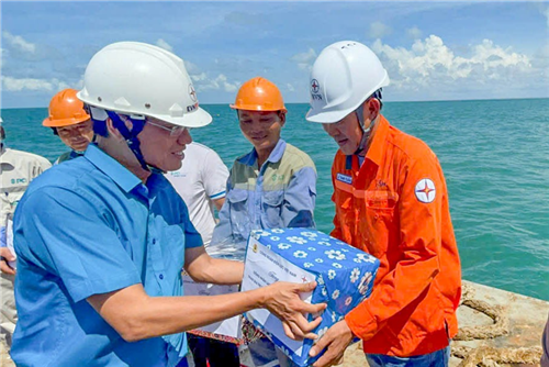Công đoàn Điện lực Việt Nam thăm công nhân thi công dự án kéo điện ra Côn Đảo