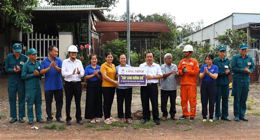 Bàn giao công trình “Thắp sáng đường quê” tại khu phố Tân Minh, phường Tân Khai.