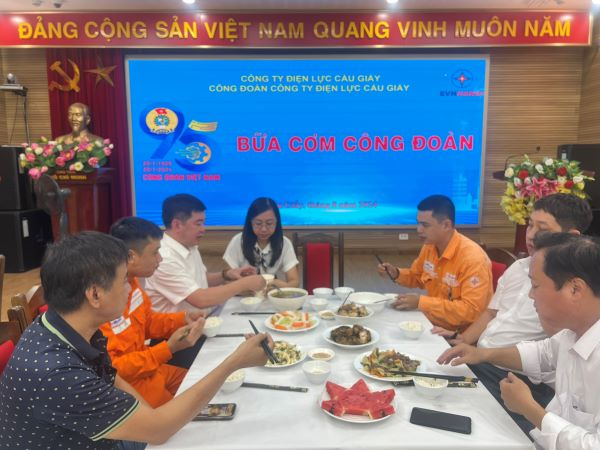 Đầm ấm “Bữa cơm công đoàn” EVNHANOI 