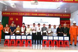 Tổng công ty Điện lực miền Nam và Công ty Điện lực Đồng Nai trao 80 phần quà Tết cho hộ nghèo tại Bù Gia Mập và Định Quán