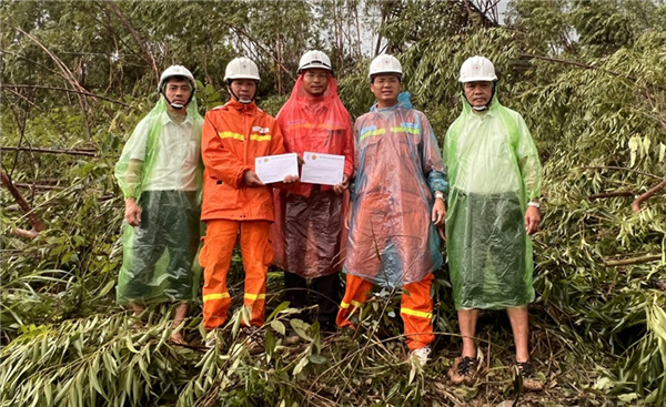 Công đoàn truyền tải điện động viên người lao động tham gia khắc phục lưới điện do bão số 3 