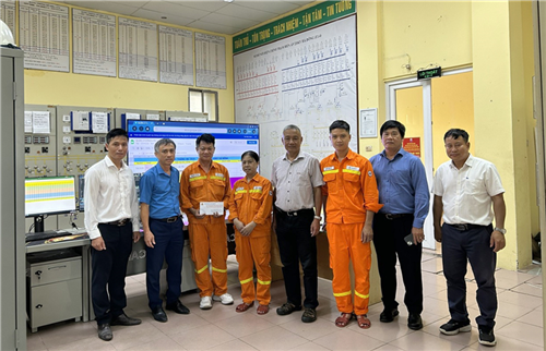 Công đoàn EVNNPT thăm hỏi, động viên người lao động trực đảm bảo cung cấp điện cho Đại lễ Quốc khánh 2/9